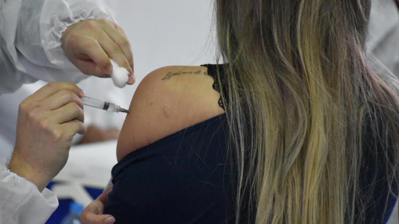 Antecipação da 3ª dose para idosos e profissionais de saúde continua nos postos durante a semana