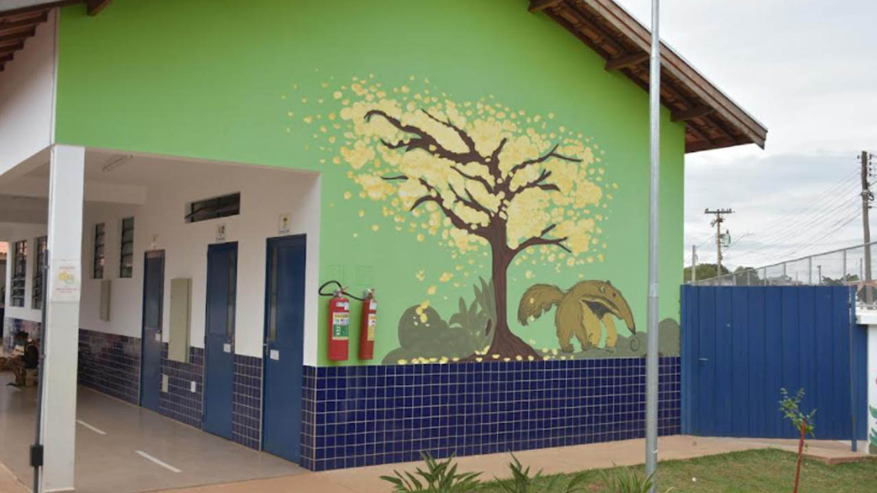 Escola do Monte Mor ganha painéis de artista plástica