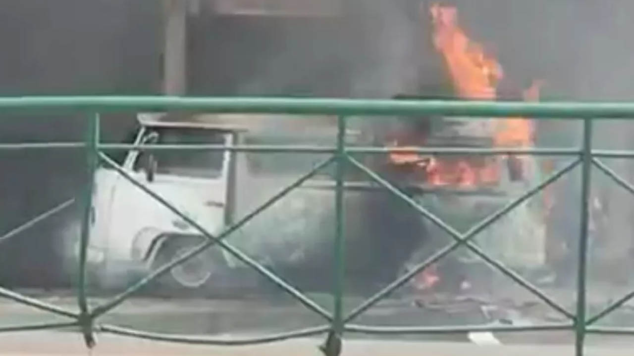 Kombi pega fogo em posto de combustível de Sorocaba