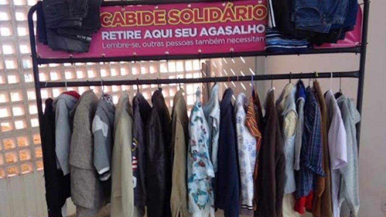 Cabides Solidários arrecadam e disponibilizam agasalhos para famílias vulneráveis de Botucatu