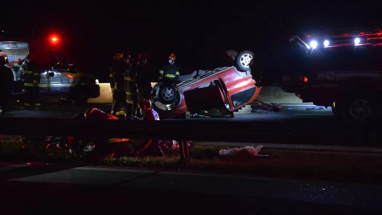 Capotamento na Raposo Tavares deixa vítima gravemente ferida