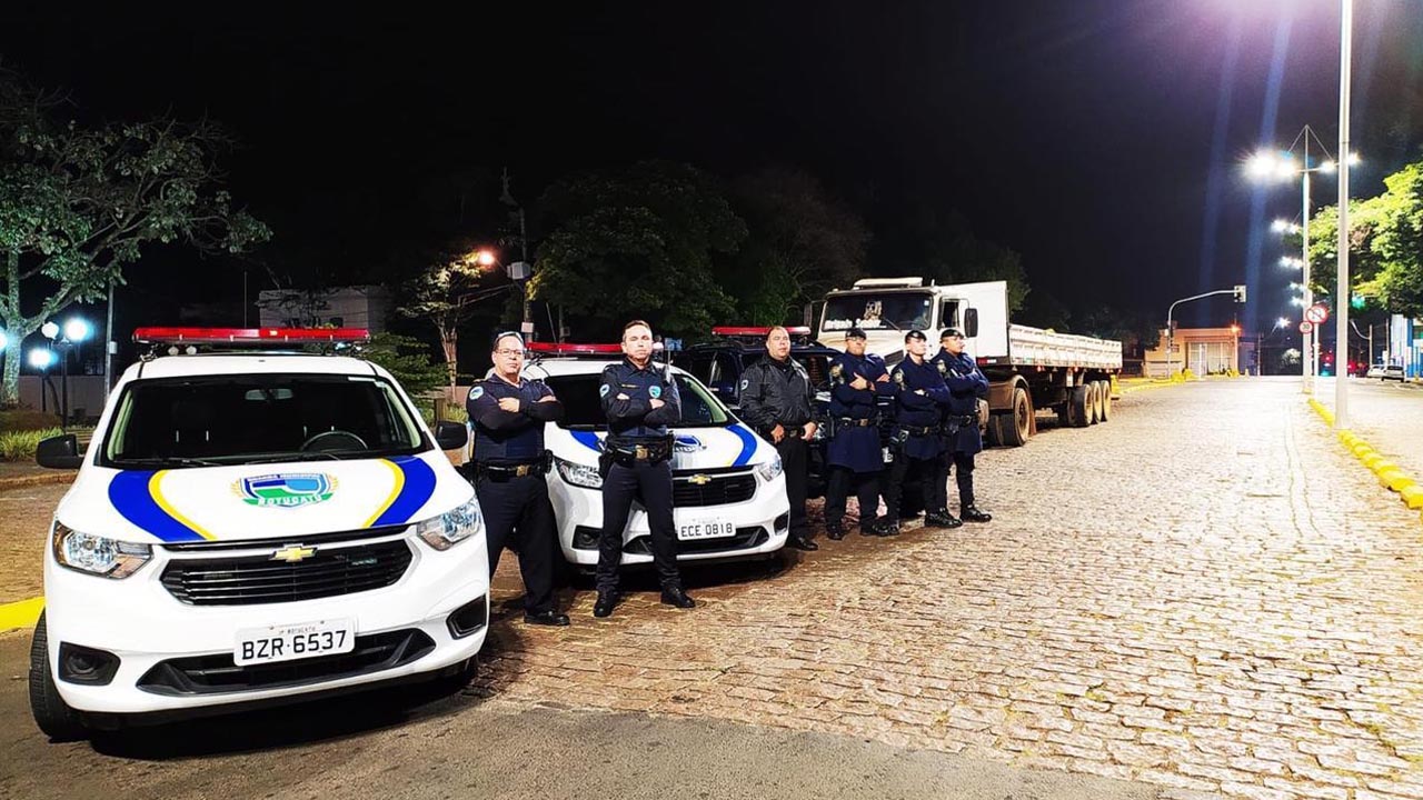 Casal é feito refém em roubo a caminhão