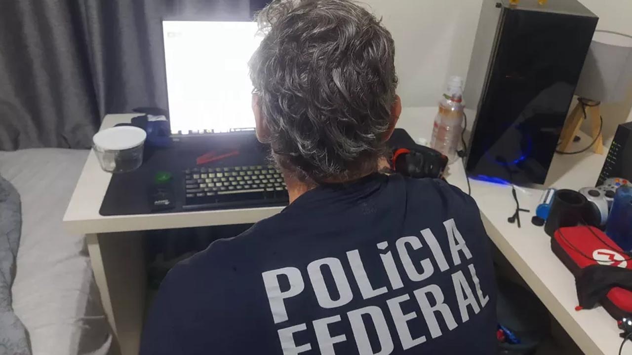 Jovem foi preso com coleção de 1,7 mil imagens pornográficas de crianças e adolescentes