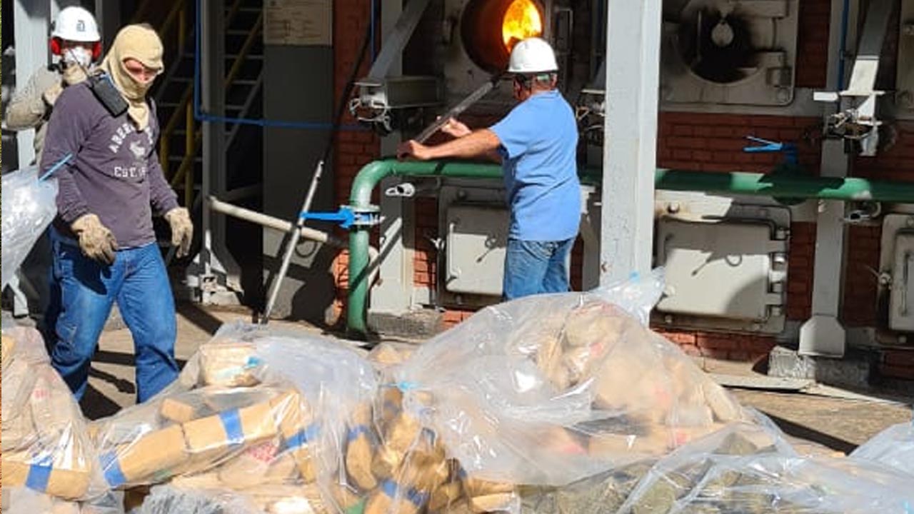 Mais de 1 tonelada de drogas é incinerada pela Polícia Civil de Botucatu