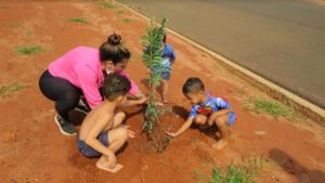 Parceria entre Prefeitura e moradores do Bem Te Vi planta mais de 70 árvores no bairro