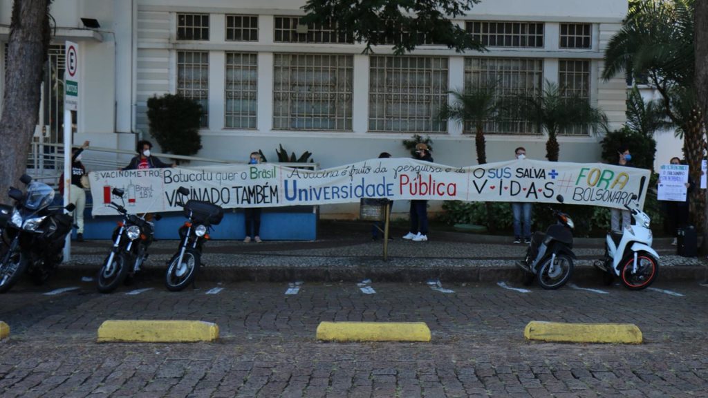 Presenca de ministro e marcada por manifestacao no domingo de vacinacao em massa de Botucatu 1