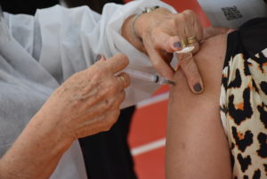 Vacinação em massa de Botucatu: quem recebeu 1ª dose no dia 16 de maio deve receber 2ª dose neste domingo, 08