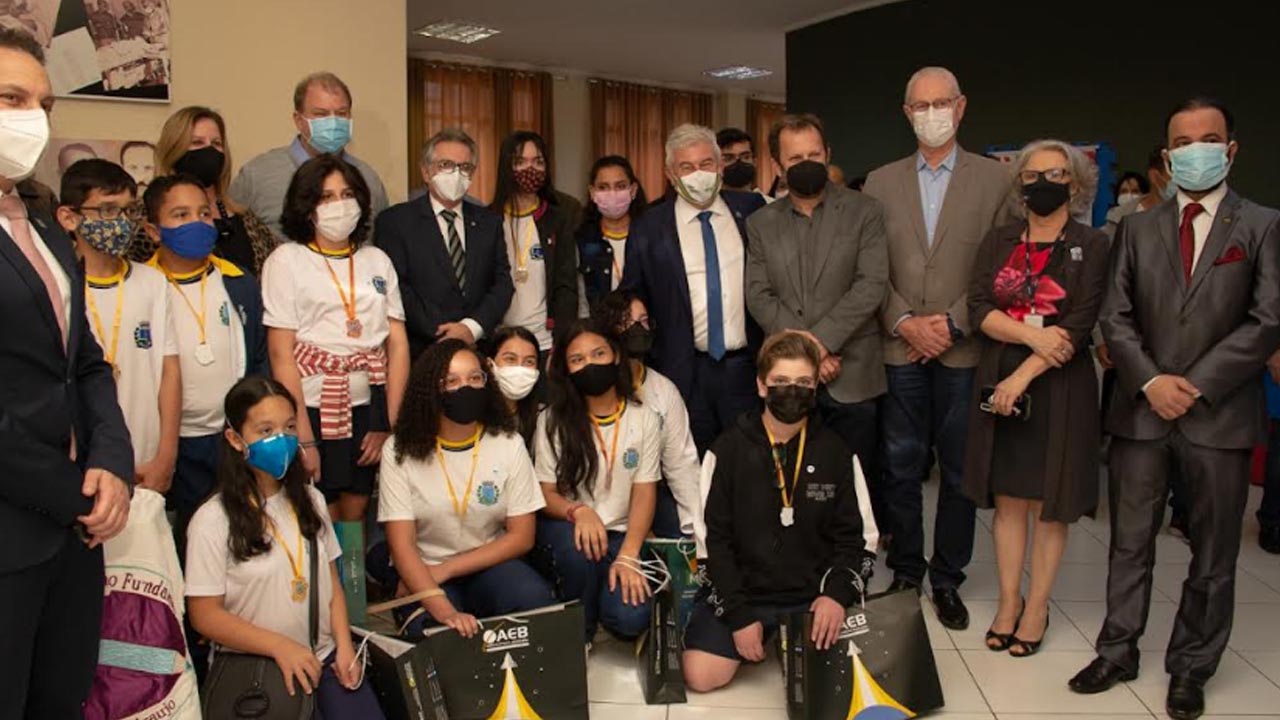 Alunos medalhistas das Olimpíadas do Conhecimento recebem medalhas das mãos do ministro astronauta Marcos Pontes