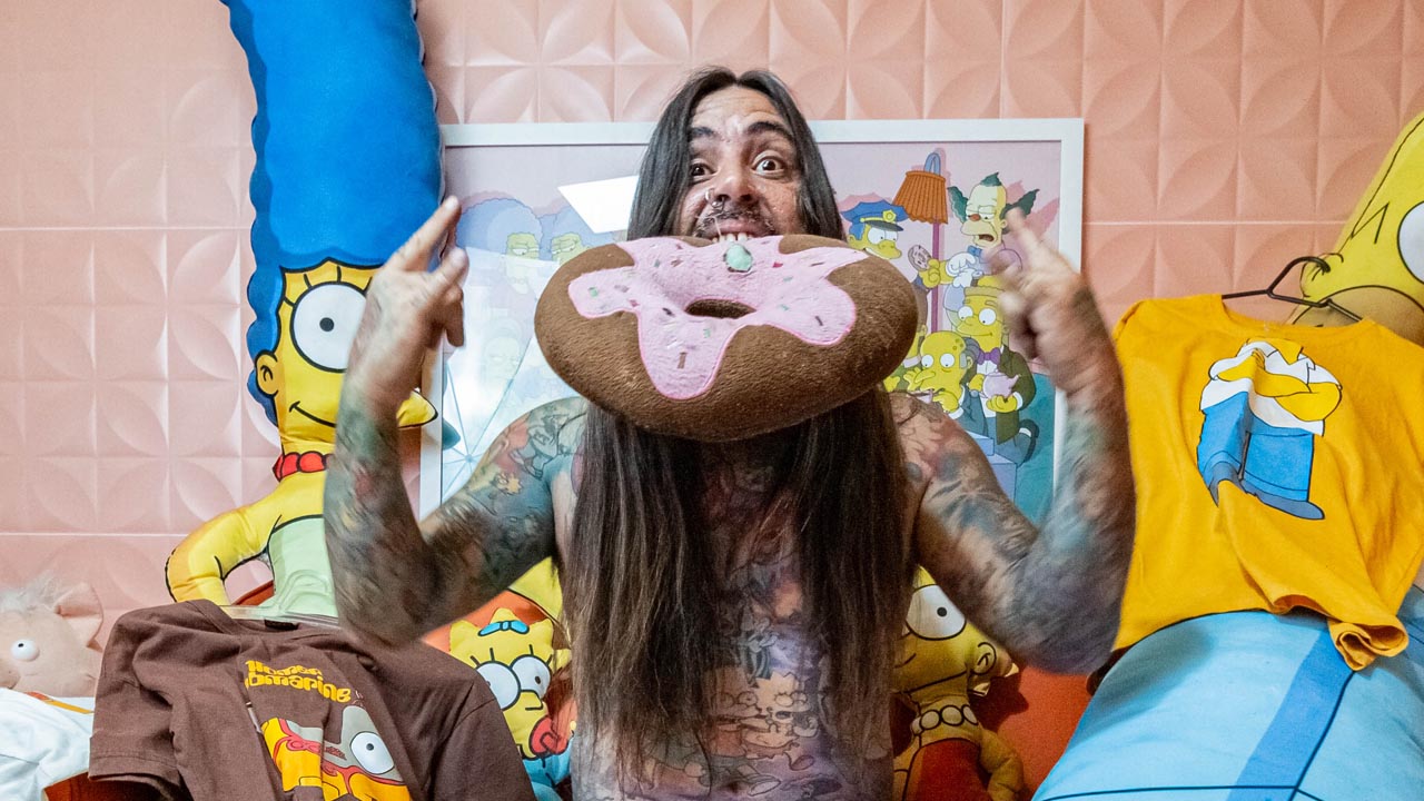 Botucatuense quer entrar no livro dos recordes por ter mais de 150 tatuagens do Homer Simpson