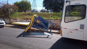 Ônibus derruba abrigo de passageiros após colisão