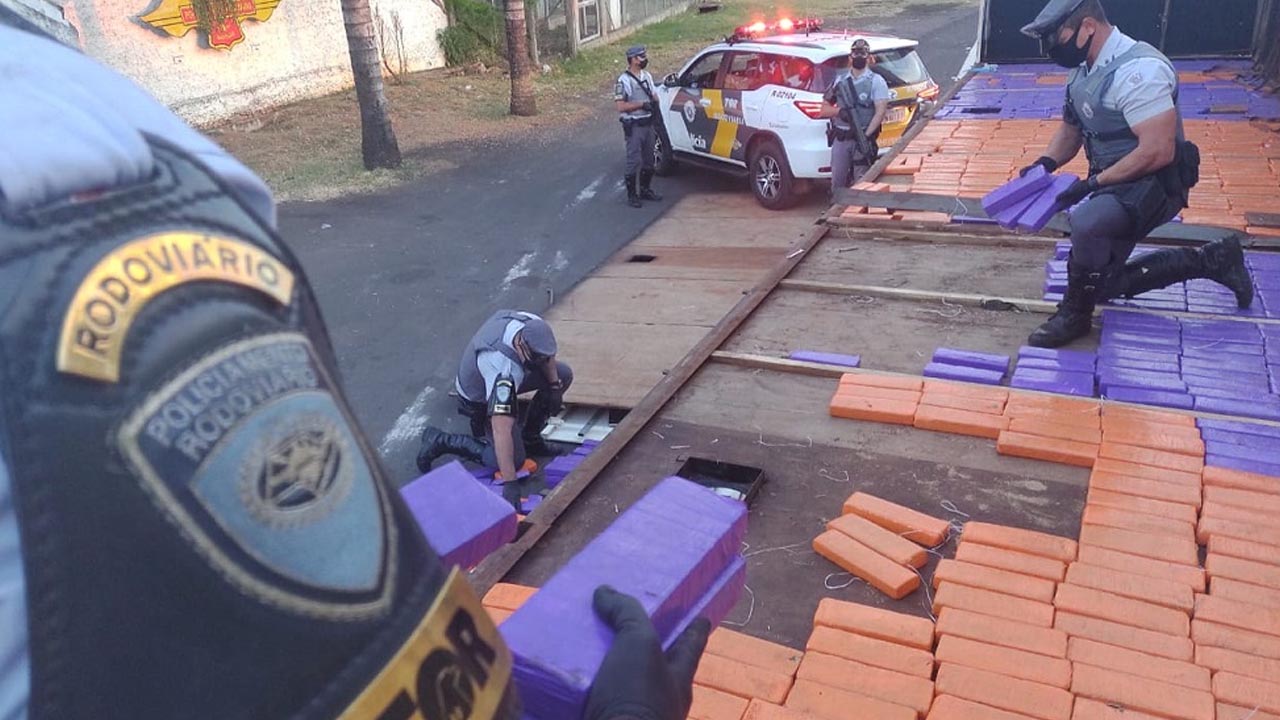 Polícia Rodoviária apreende mais de 1,2 mil tabletes de maconha em Marília