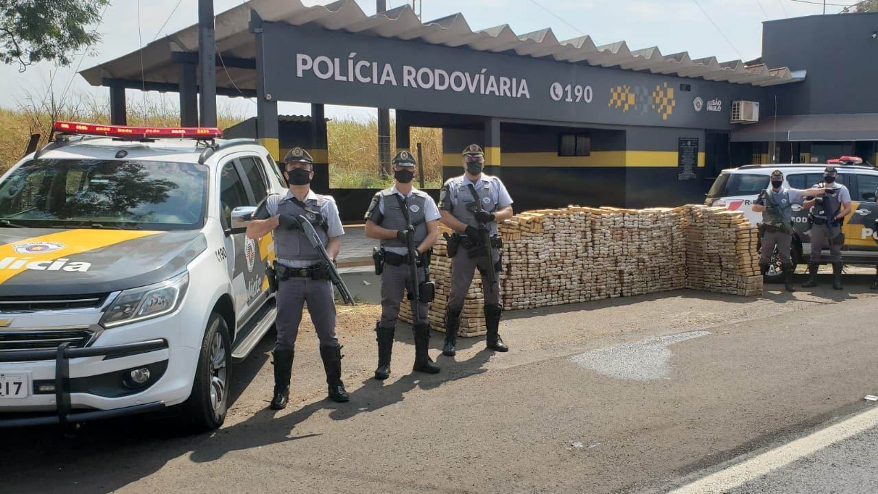 Caminhão com mais de 1,8 tonelada de maconha é apreendido em Espírito Santo do Turvo