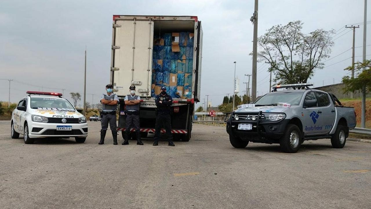 Polícia detém motorista de caminhão e apreende 350 mil maços de cigarros