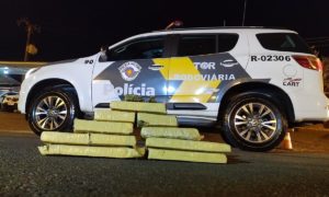 Suspeito joga maconha na estrada para despistar a polícia em Ourinho