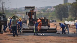 2º trecho de duplicação da Gastão Dal Farra começa a ser pavimentado