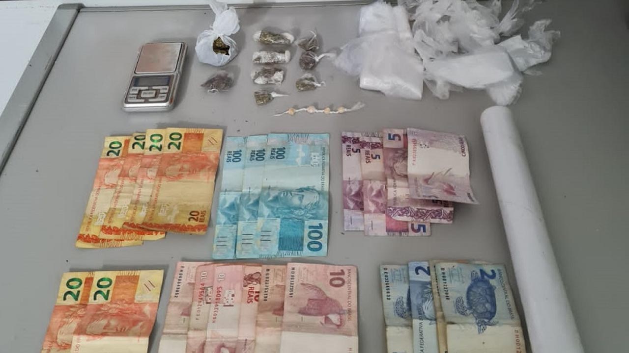 Traficante é preso vendendo drogas na porta de casa em São Manuel