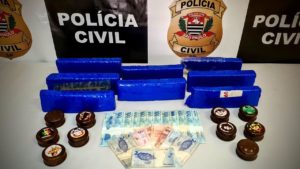 Dupla que transportava oito tijolos de maconha em mochila é presa em Pederneiras