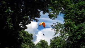 Homem que caiu de parapente em Limeira é resgatado por Corpo de Bombeiros e helicóptero Águia