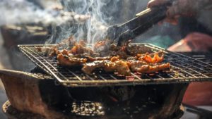 Homem soca o nariz da cunhada durante churrasco