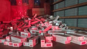 Polícia Rodoviária intecepta 300 mil maços de cigarros contrabandeados em Igaraçu do Tietê