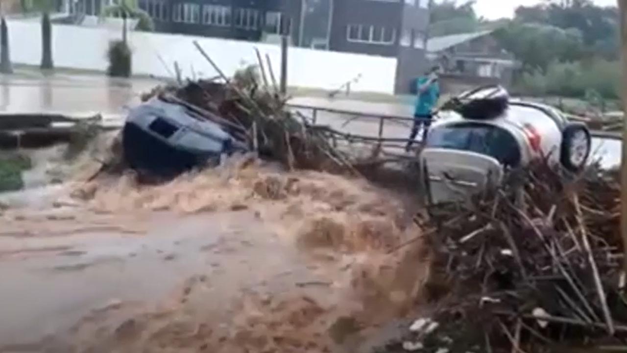 Temporal surpreende Botucatu, arrasta carros, inunda mercadão e deixa desalojados