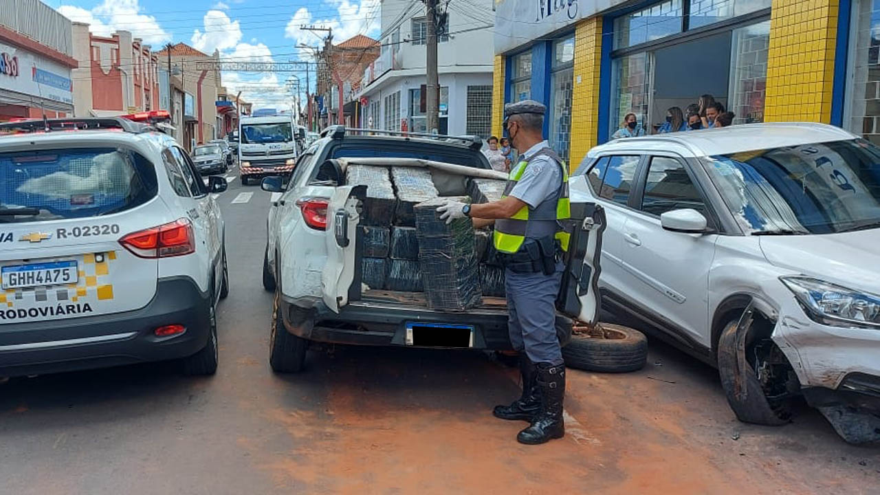 Caminhonete carregada de drogas invade contramão e causa acidente em Pompéia