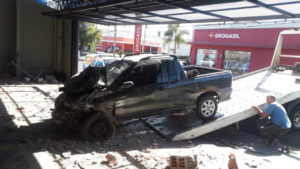 Carro descontrolado bate e derruba parede de imóvel na Vital Brazil