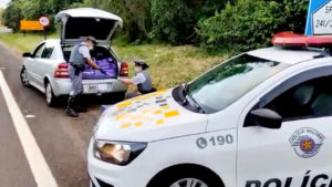 Polícia prende homem com carro carregado de maconha na Gastão Dal Farra