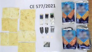 Agentes da Penitenciária de Bauru flagram eletrônicos, LSD e k4 em pacote de bolacha