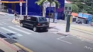 Carro passa por cima de lixeira e bate em poste na Rua Amando de Barros em Botucatu