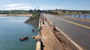 Corpo é retirado do Paranapanema após veículos colidirem e caírem da ponte