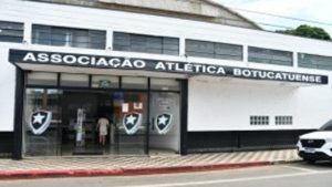 Garoto de 14 anos cai de telhado de clube em Botucatu