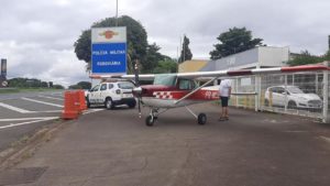 Avião faz pouso de emergência em rodovia de Piracicaba e 'estaciona' na base da Polícia Rodoviária