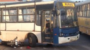 Jovem morre ao bater motocicleta contra ônibus