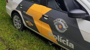 Motociclista bate contra veículo parado em abordagem policial