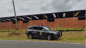 Trio tenta fugir mas é preso após furtar fábrica abandonada em Anhembi