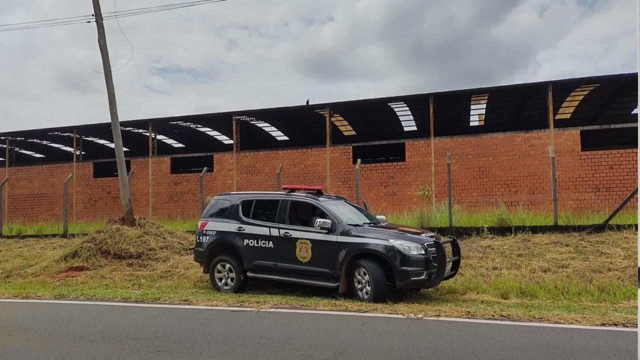 Trio tenta fugir mas é preso após furtar fábrica abandonada em Anhembi