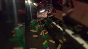 Carro carregado de maconha cai de viaduto e passageira morre