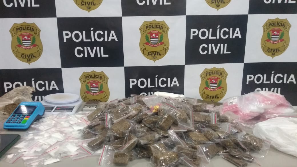 Polícia Civil prende dupla com 383 porções de drogas em Botucatu