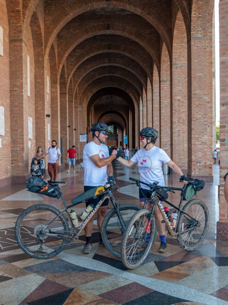 Dupla de ciclistas percorre 510 km para ajudar Oncologia do HCFMB 4 1