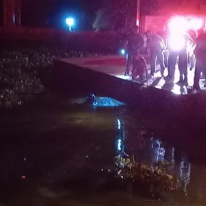 Homem tenta salvar carro e morre afogado em acesso para balsa