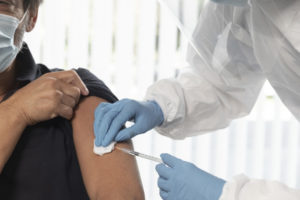 Vacina contra gripe já está disponível para idosos a partir de 60 anos