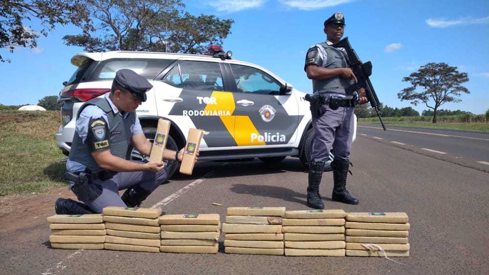 PM aprende 30kg de maconha e prende um homem por trafico 1