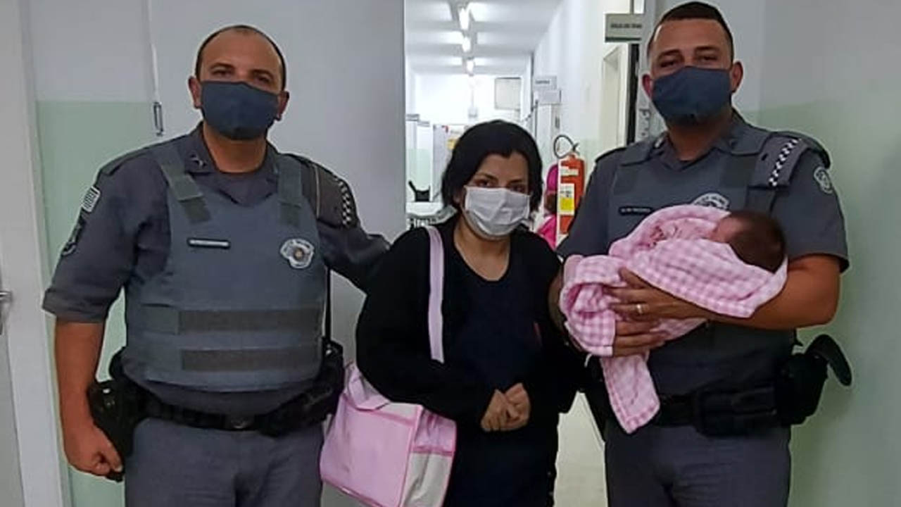 Bebê engasga e policiais a salvam após utilizar sistema de som para encontrar apartamento