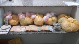 Quase 4 mil porções de drogas é encontrado em telhado de casa em Limeira