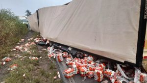 Helicóptero da PM é acionado após moradores tentarem saquear carga de cerveja de caminhão tombado em Piracicaba