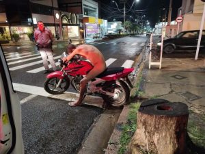 Homem pelado vai a mercado e posto de combustível antes de ser preso em Botucatu