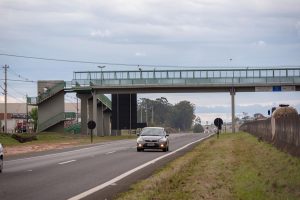 Homem pula alambrado de rodovia e é atropelado em Botucatu