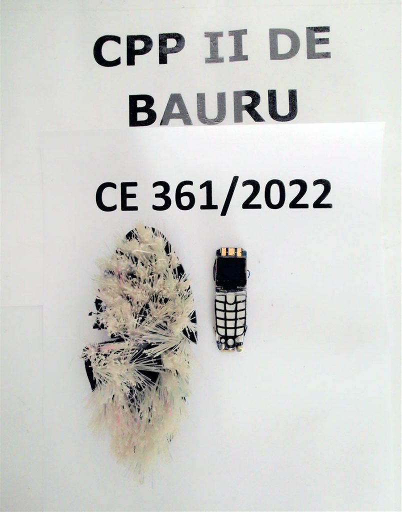 Placa de minicelular e enviada para preso do CPP II de Bauru em escova de lavar roupas 1