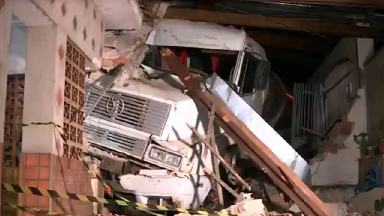 Caminhão desgovernado 'atravessa' duas casas em Limeira; moradores e motorista saem ilesos